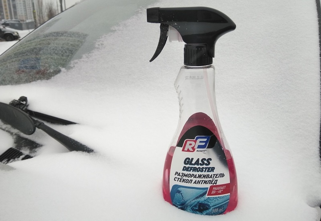 Размораживатель стекол поможет удалить лед не только со стекол, но и с головных фар или наружных зеркал.