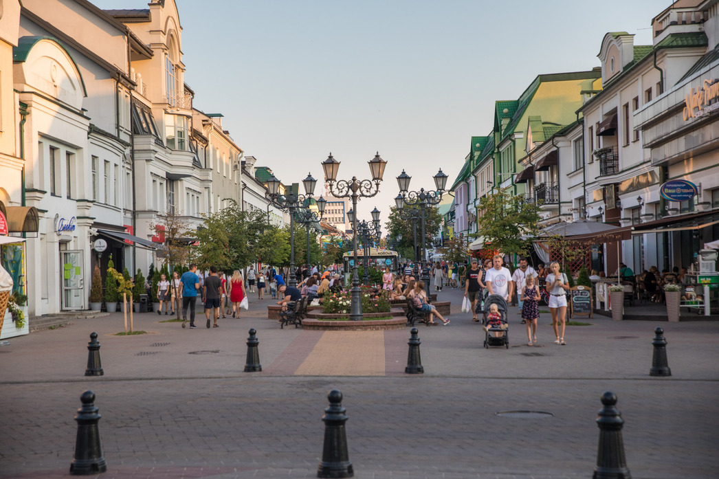 Брест – очень уютный городок. Здесь приятно погулять по колоритным улочкам, а заодно полюбоваться местными девушками. Без дураков: концентрация красивых барышень на единицу площади в Белоруссии просто зашкаливает.