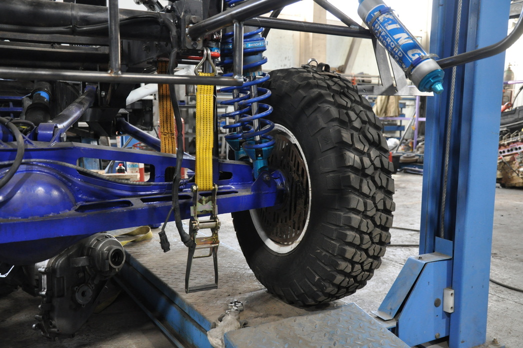 Задние барабанные тормоза поменяли на дисковые, которые стоят на передней оси “Соболя”.