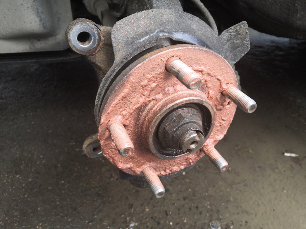 Перед обработкой ступицы медной смазкой, нужно не забыть почистить ее от ржавчины