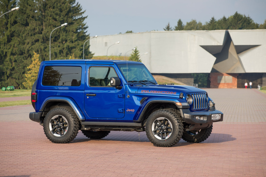 Под капотом «Вранглера» спрятан 2-литровый турбированный мотор мощностью 272 л.с. Прыти в автомобиле предостаточно, но при этом расход горючки в режиме «Трасса» – чуть больше 8 л на сотню.