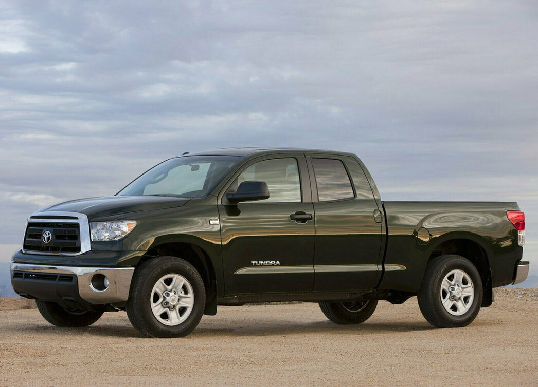 На фото Toyota Tundra 2010 года