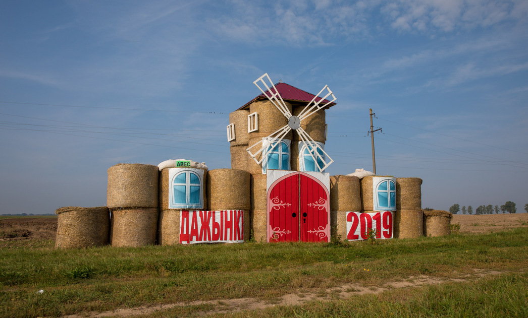 В Белоруссии вы не увидите ни одного бесхозного поля. И даже после жатвы братья-славяне свои земли превращают в артобъект.
