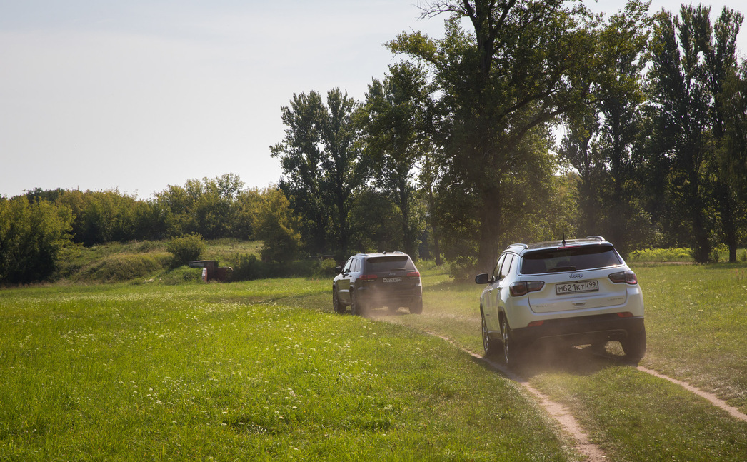 Путешествовать на автомобилях марки Jeep – истинное наслаждение, ведь они одинаково хороши как но ровном асфальте, так и на бездорожье.