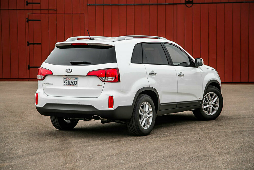 KIA Sorento представили в 2009 году, а в 2012-м претерпел рестайлинг. 