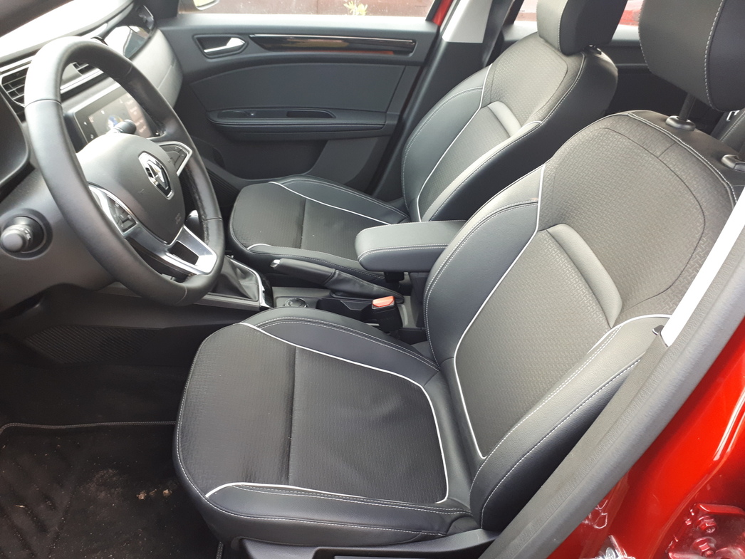 У передних кресел хорошая боковая поддержка. А вот поясничный подпор хотелось бы побольше.