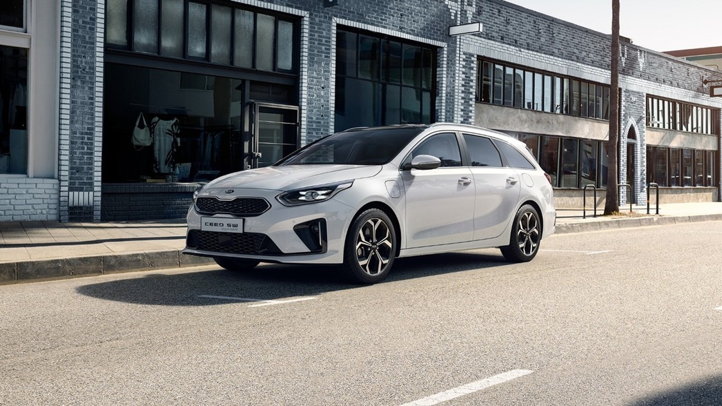 На фото: KIA Ceed SW Plug-in Hybrid