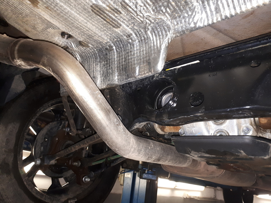 Выхлопная труба просто топорщится. Повредить ее на серьезном бездорожье будет не так уж сложно