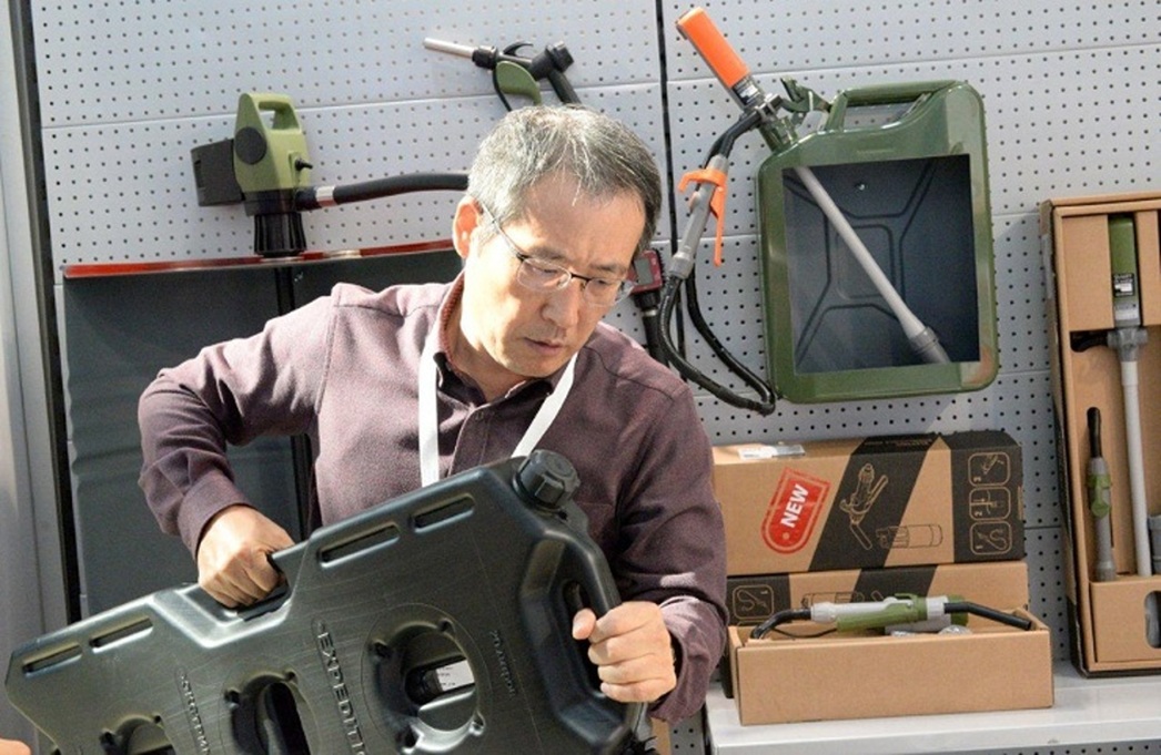 Разработчик мини-помп, инженер-изобретатель Стив Парк лично показывал всем желающим свои разработки.