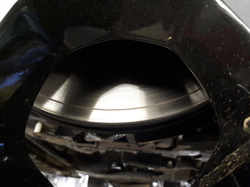 Передние тормозные диски уже надо менять. На них видны глубокие борозды от камней. А ведь машина новая