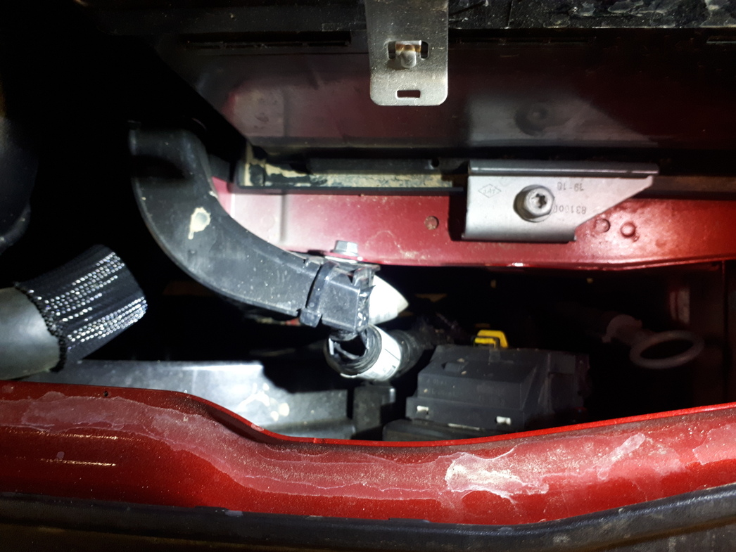 Перетянутый жгут проводов под капотом