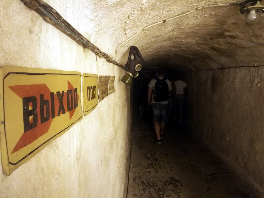 К счастью, в мирное время словосочетание "Выход из бомбоубежища" внушает оптимизм