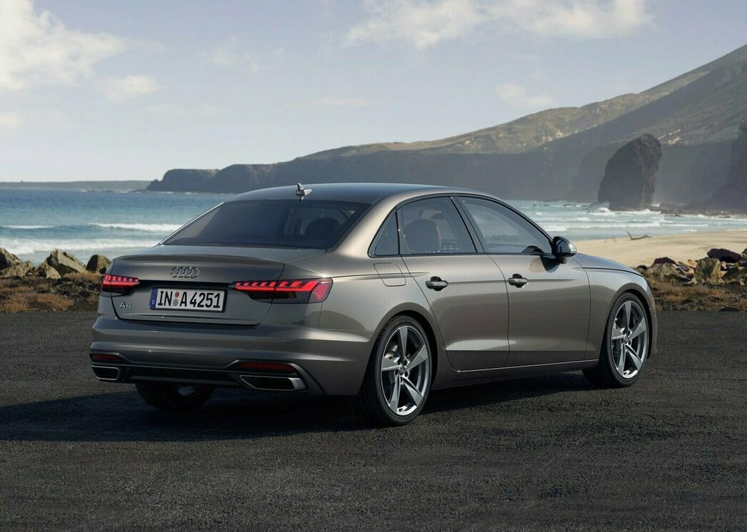 На фото Audi A4 2020 модельного года