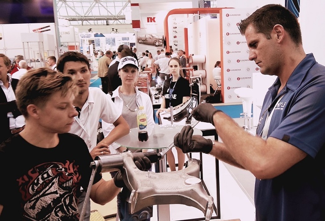 Каждый посетитель выставки мог с помощью ремкомплекта демонтировать, а потом запрессовать в рычаг новый сайлентблок.