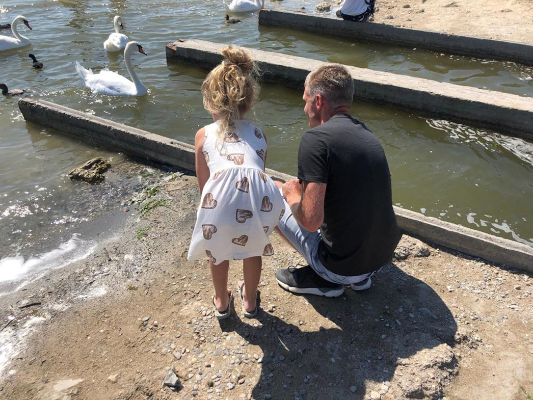 Поэтому детей лучше отговорить от затеи покормить птичку с ладошки. 