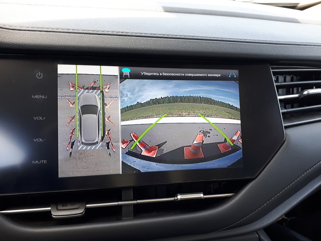 Изображение с камер четкое. Вот только задний парктроник "бъет" высоко. Пластиковые конуса стоящие сзади не распознает.