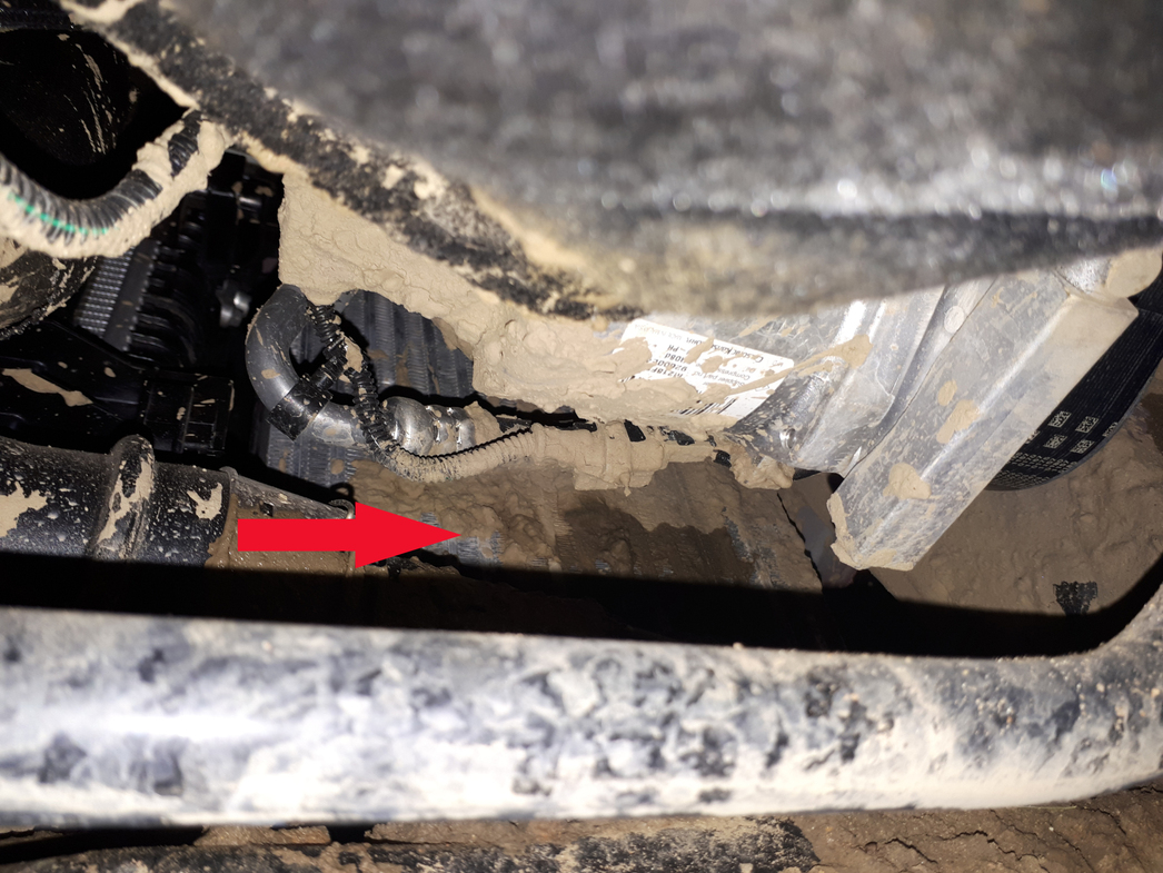 Интеркулер уже весь заляпан грязью