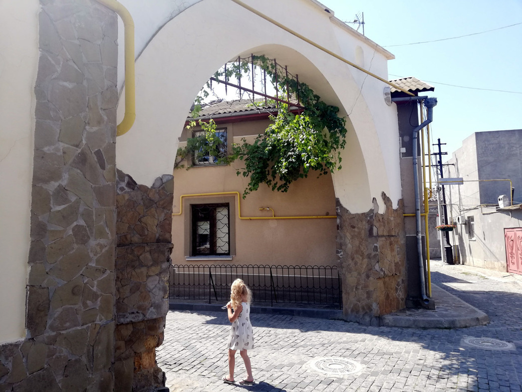 Всевозможные арочные конструкции и мощенные булыжником улицы делают Евпаторию не похожим ни на один другой город в Крыму.