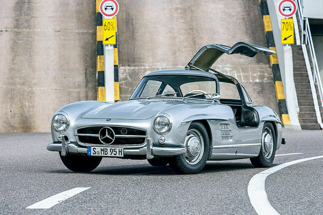 На фото Mercedes 300 SL
