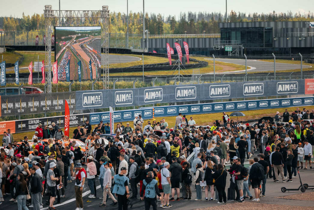 У болельщиков есть возможность выйти на трассу и встретиться со своими кумирами, сделать совместное фото и взять автограф.