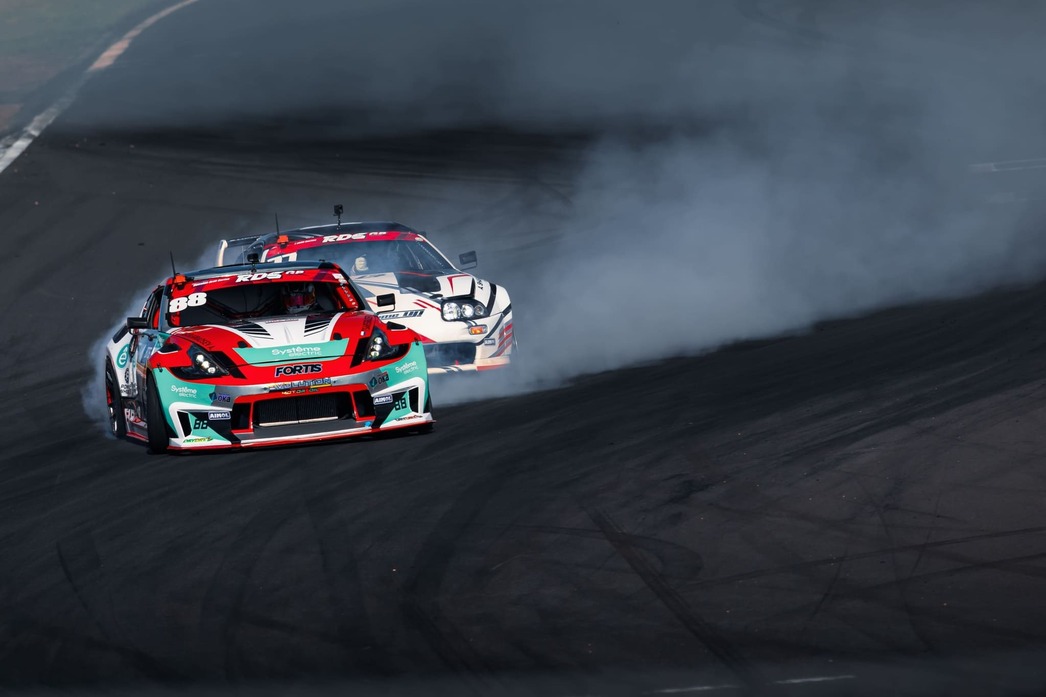 Весьма популярны Nissan Z трех поколений — Z350, Z370 и Z — и культовая Toyota Supra A80.