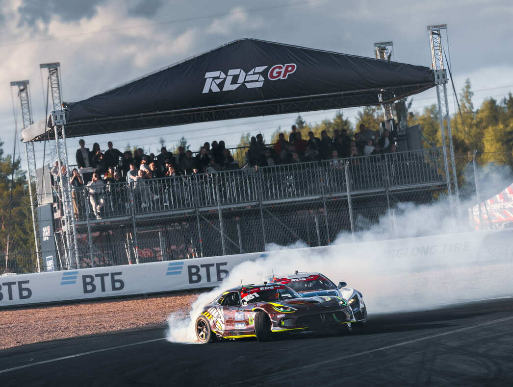 В Санкт-Петербурге в одном заезде сошлись два уникальных для России автомобиля — Flanker F и Dodge Viper.