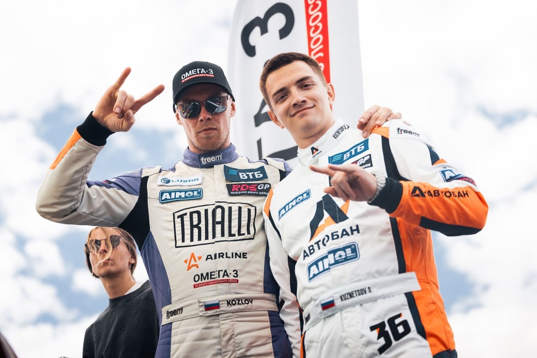 Алексей Козлов и Сергей Кузнецов — пилоты хоть и молодые, но у каждого есть свой фан-клуб.