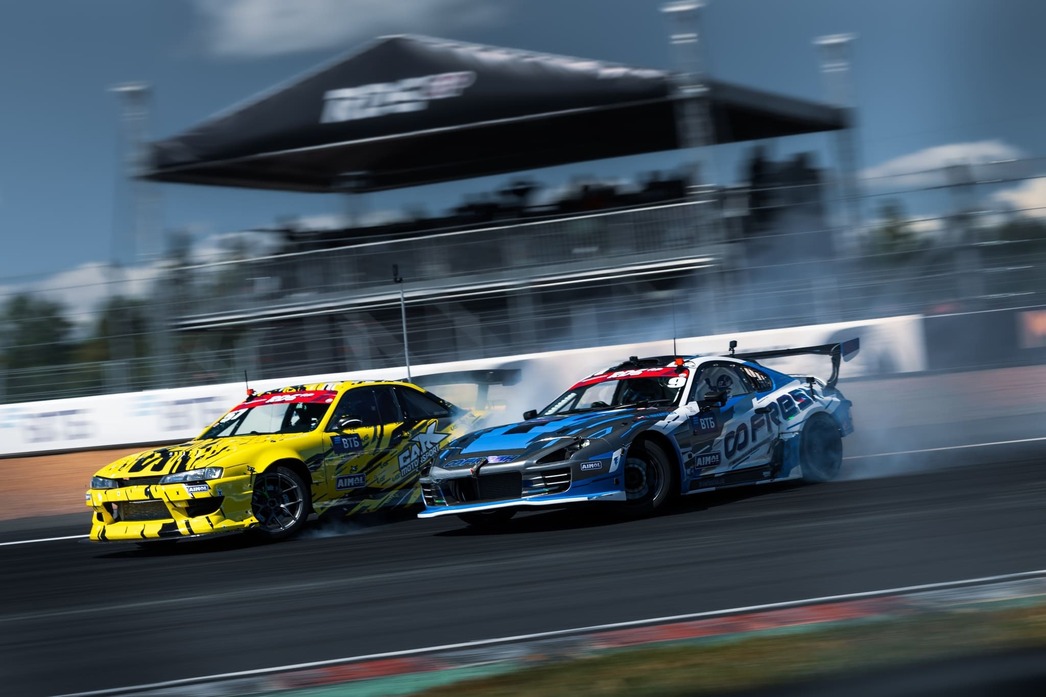 Каждый заезд, независимо от уровня спортсменов, превращается в яркое зрелище для болельщиков на трибунах и у экранов трансляции.