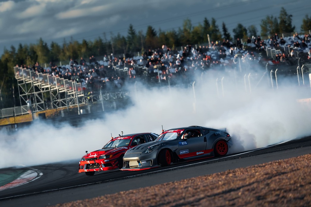 Дрифт — одна из самых зрелищных автоспортивных дисциплин, которая привлекает в первую очередь скоротечностью своих заездов, длящихся несколько десятков секунд.