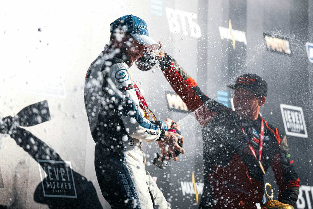 При этом в 2024 году на подиуме купаются в призовом шампанском чаще другие пилоты, а не легенды RDS GP.