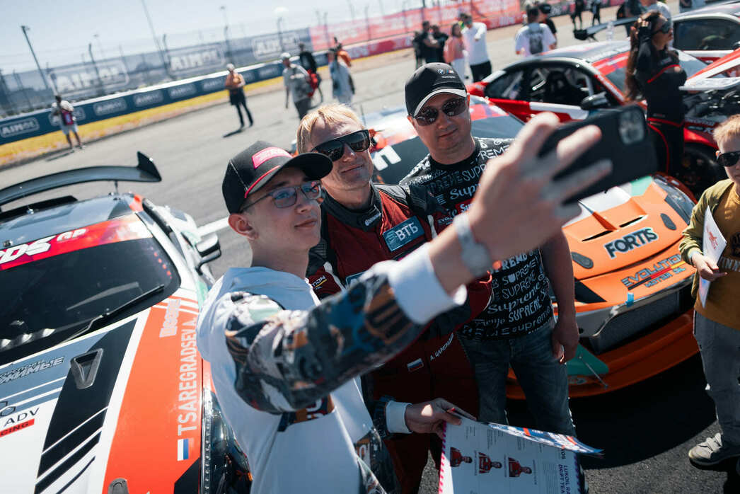 К лидерам RDS GP на параде пилотов выстраиваются огромные очереди из поклонников.