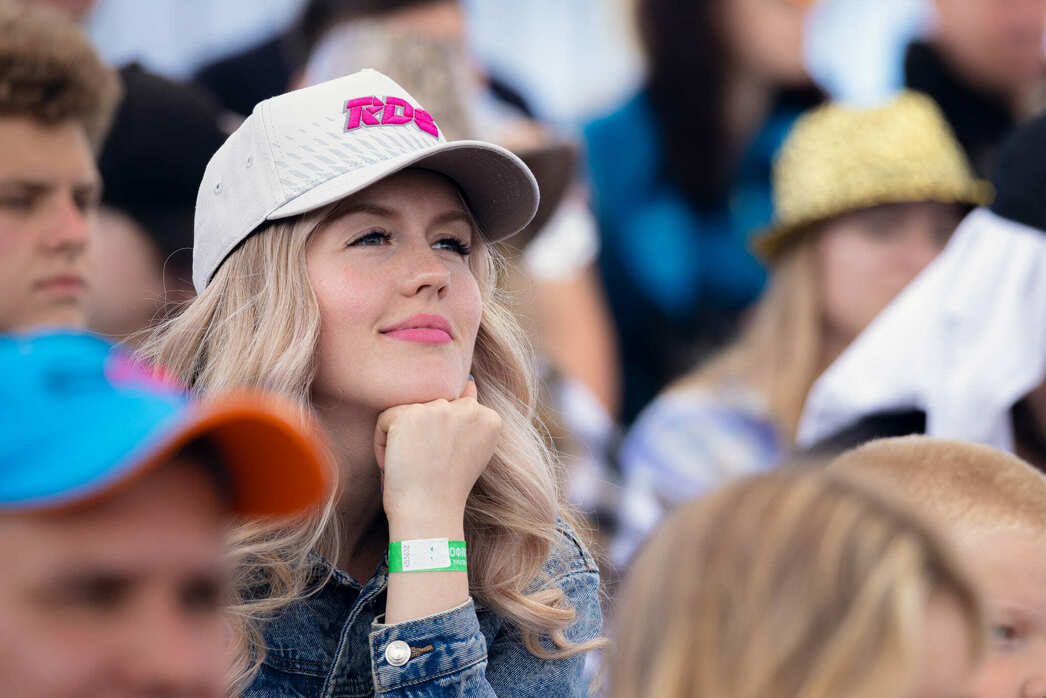 На трибунах присутствуют и парни, и девушки, а некоторые приезжают на гонки целыми семьями с маленькими детьми.