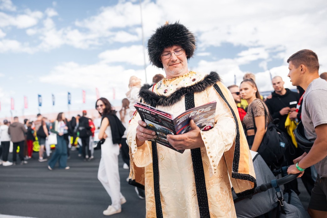 Многие фанаты готовятся к этапам RDS GP и приходят на трассу в необычных костюмах.