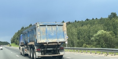 Держи дистанцию: почему легковушкам не стоит «прижиматься» к грузовым авто