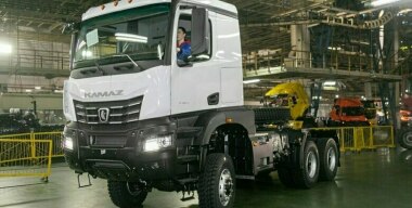 Без европейских комплектующих: КамАЗ начал выпускать антисанкционный тягач