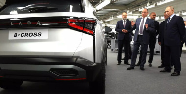 АВТОВАЗ представил кроссоверы LADA Т-134 и B+ Cross Владимиру Путину