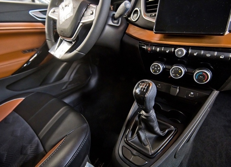 Изображение Российские дилеры начали получать LADA Vesta c 6-ступенчатой «механикой»