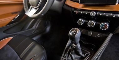 Российские дилеры начали получать LADA Vesta c 6-ступенчатой «механикой»