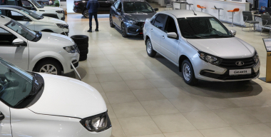 На складах АВТОВАЗа накопилось 100 тысяч нераспроданных LADA