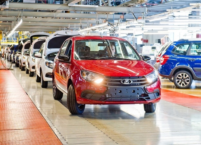 Изображение Красота: LADA Granta выкрасили в новый ярко-красный цвет