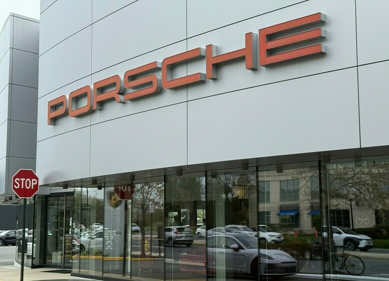 Изображение Чего хотят мужчины: Porsche возвращает на свои авто не только ДВС, но и МКП