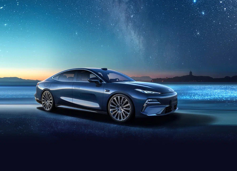 Изображение В продажу поступил Geely Starshine 8 с автопилотом по цене LADA Vesta