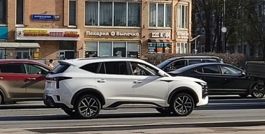 Флагманский кроссовер «Москвич 8» заметили во время тестов в столице