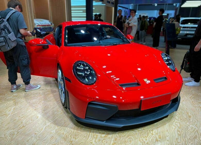 Изображение Porsche презентовала в Шанхае модернизированный спорткар 911 GT3 Travel Edition