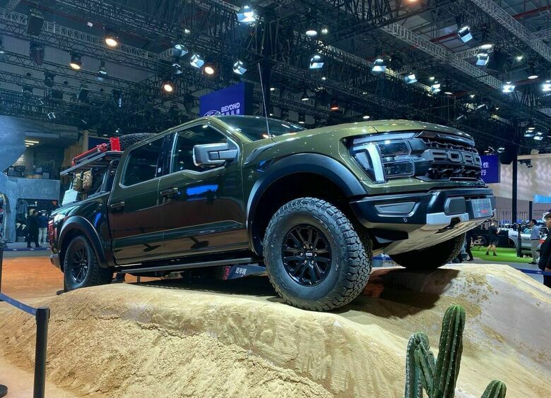 Изображение Обновленный пикап Ford F-150 Raptor «засветился» на Шанхайском автосалоне