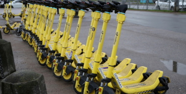 Пользователей электросамокатов могут обязать верифицироваться через «Госуслуги»