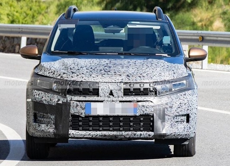 Известные россиянам Logan и Sandero обновятся в 2025 году