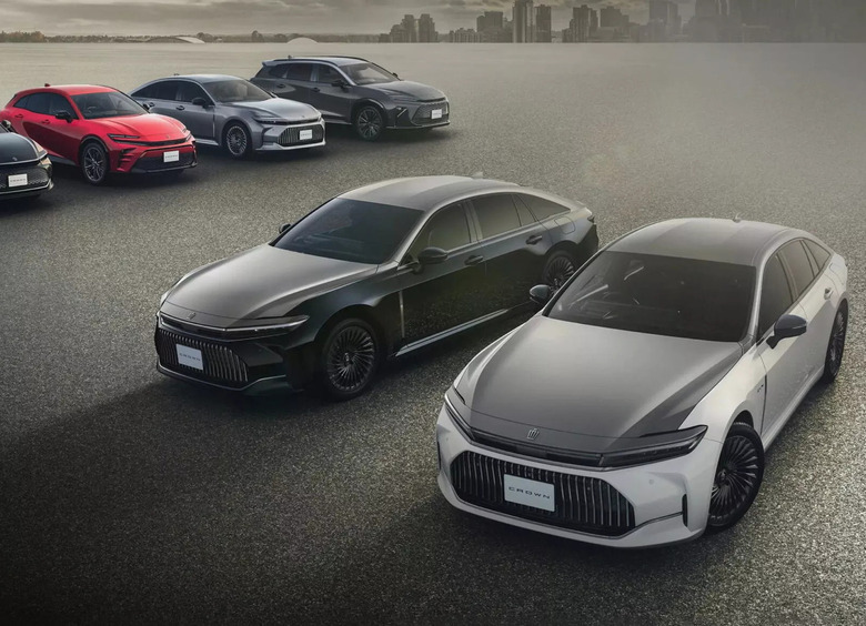Изображение Toyota отметит 70-летие седана Crown двумя спецверсиями