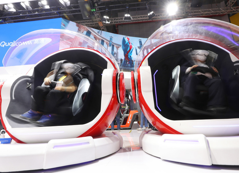 Изображение VR-шлем на голове: авто из метавселенных попадают в реальность за большие деньги