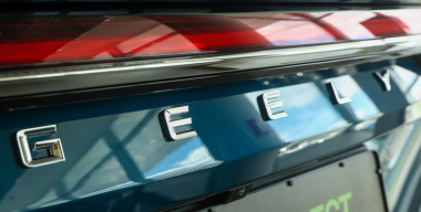 Глава Geely заявил, что мировой автопром столкнулся с избытком мощностей